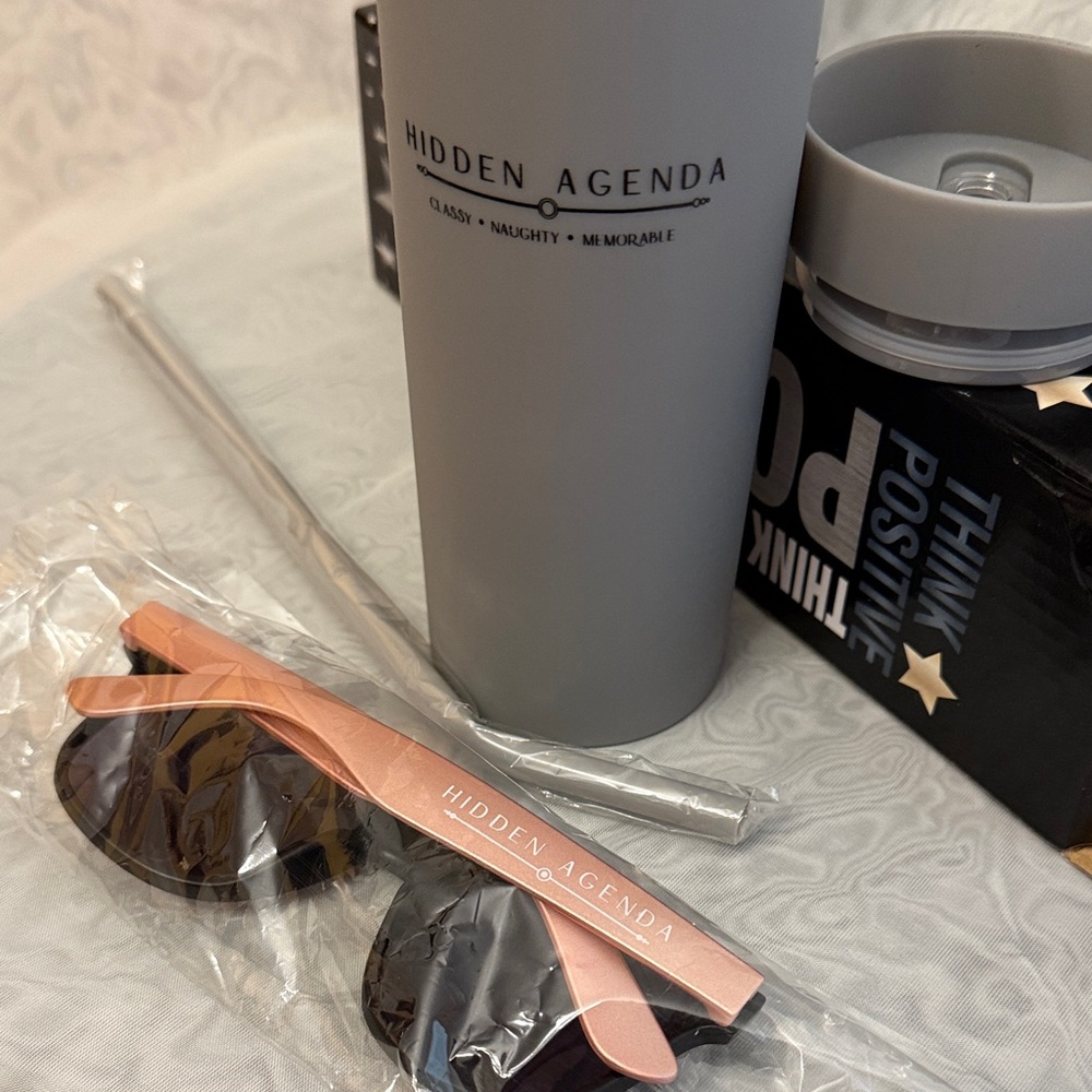 Hidden Agenda Tumbler + extras - Picture 3 of 9